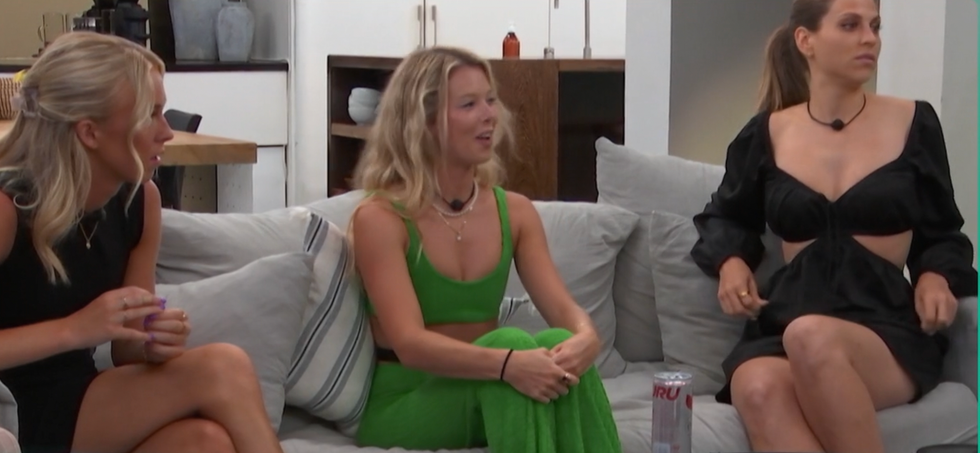 Ally, Megan et Dominique dans la maison du CA.