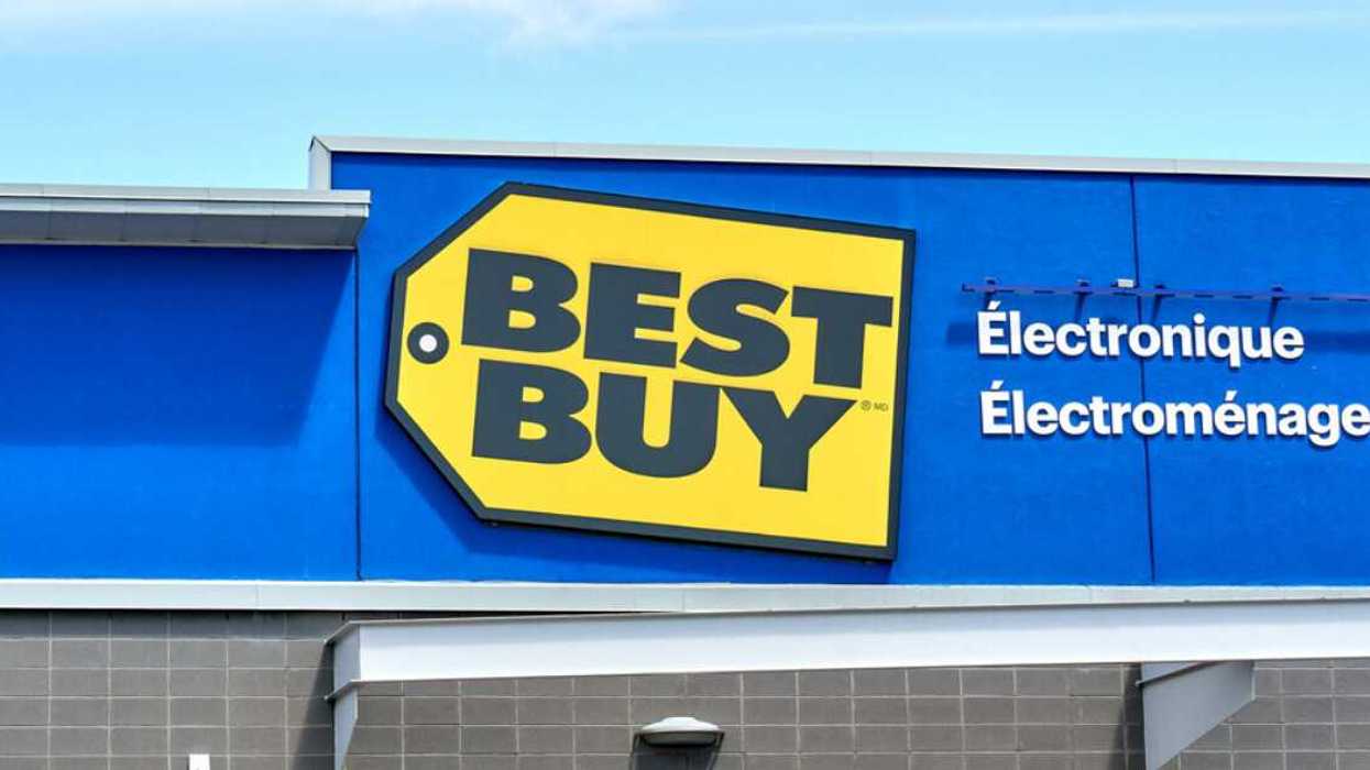 Alt text : Magasin Best Buy avec enseigne jaune et section électronique et électroménagers au Canada