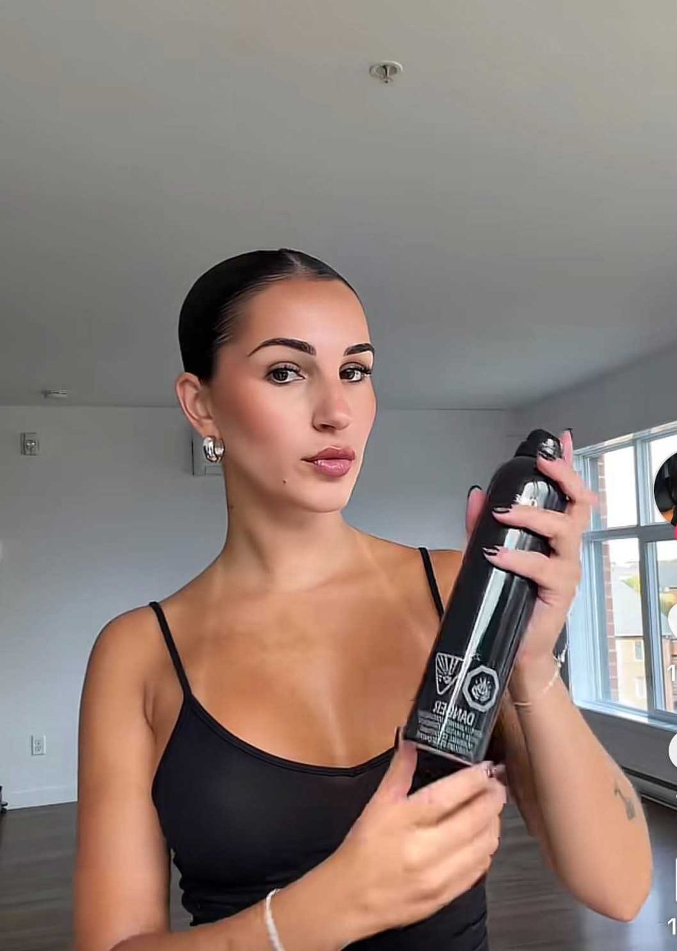 Am\u00e9lie termine avec le chignon, des barrettes et un fixatif.