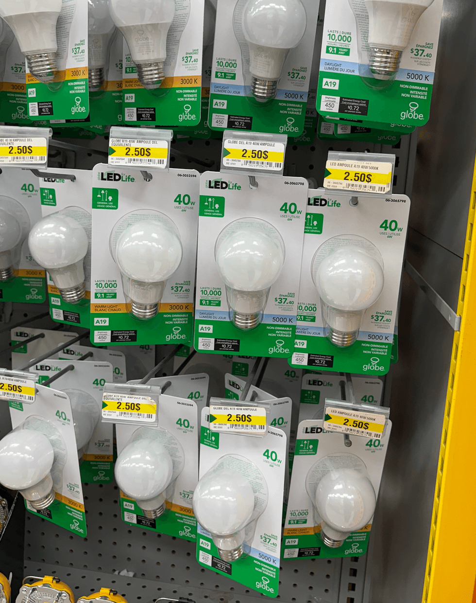 Ampoules DEL sur les \u00e9tag\u00e8res du Dollarama.