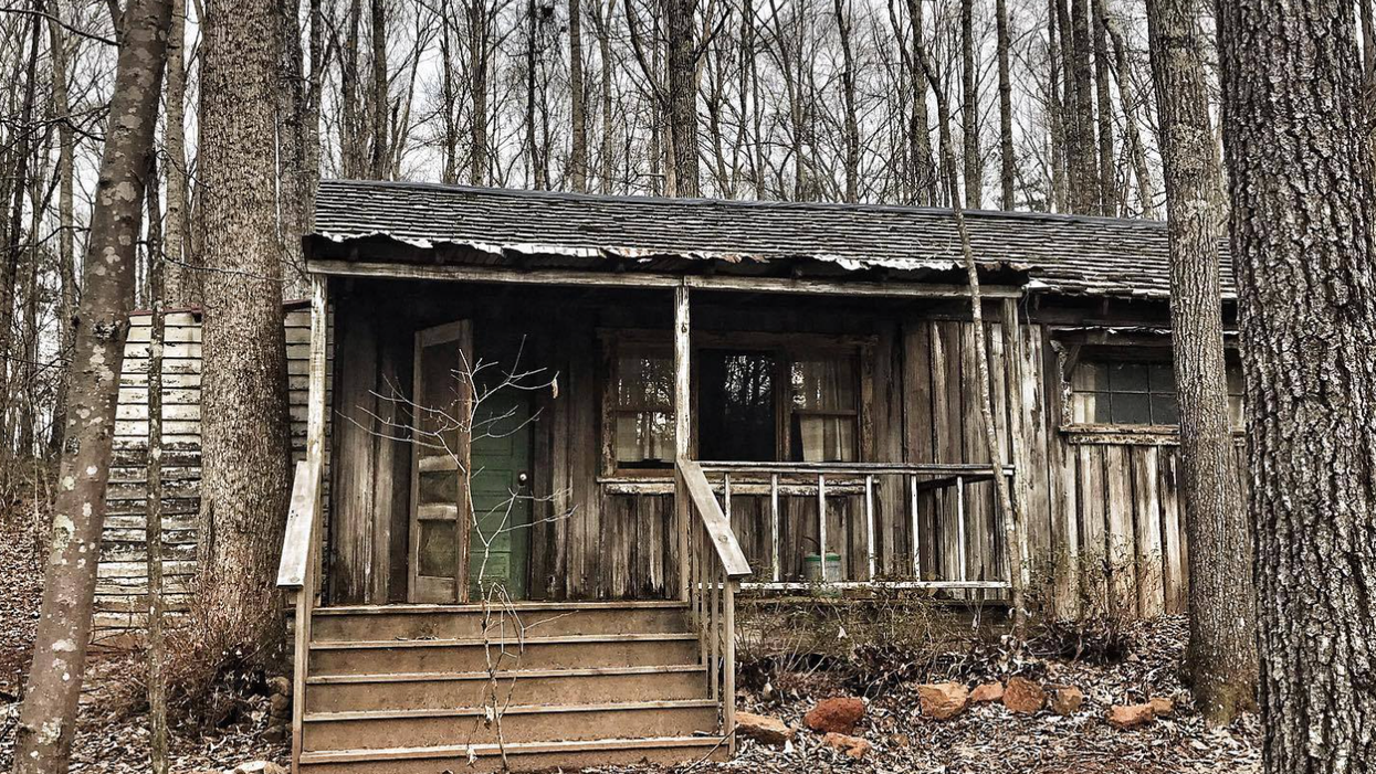 An old cabin at Sleepy Hollow Pumpkin Patch.