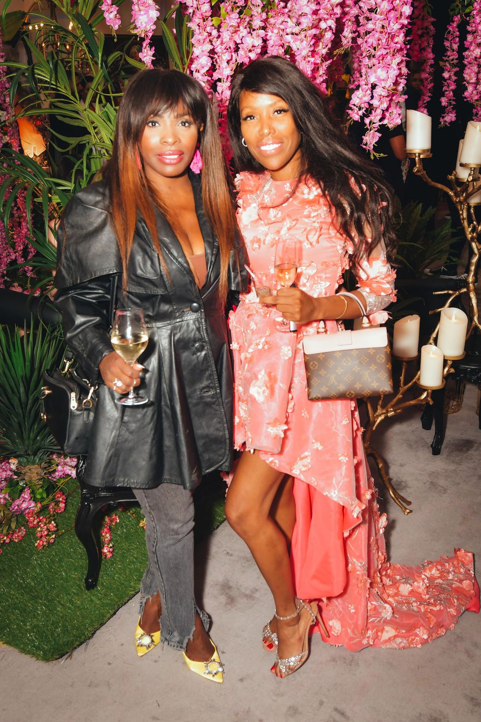 Anne-Lovely \u00c9tienne et son amie.