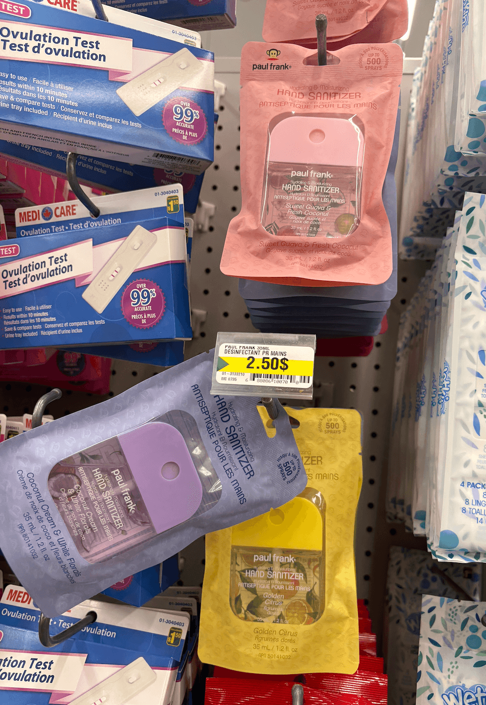 Antiseptique pour les mains sur les \u00e9tag\u00e8res du Dollarama.
