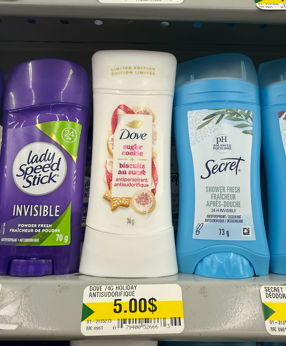 Antisudorifique Dove \u00e9dition limit\u00e9e au parfum biscuit sucr\u00e9 sur une tablette chez Dollarama.