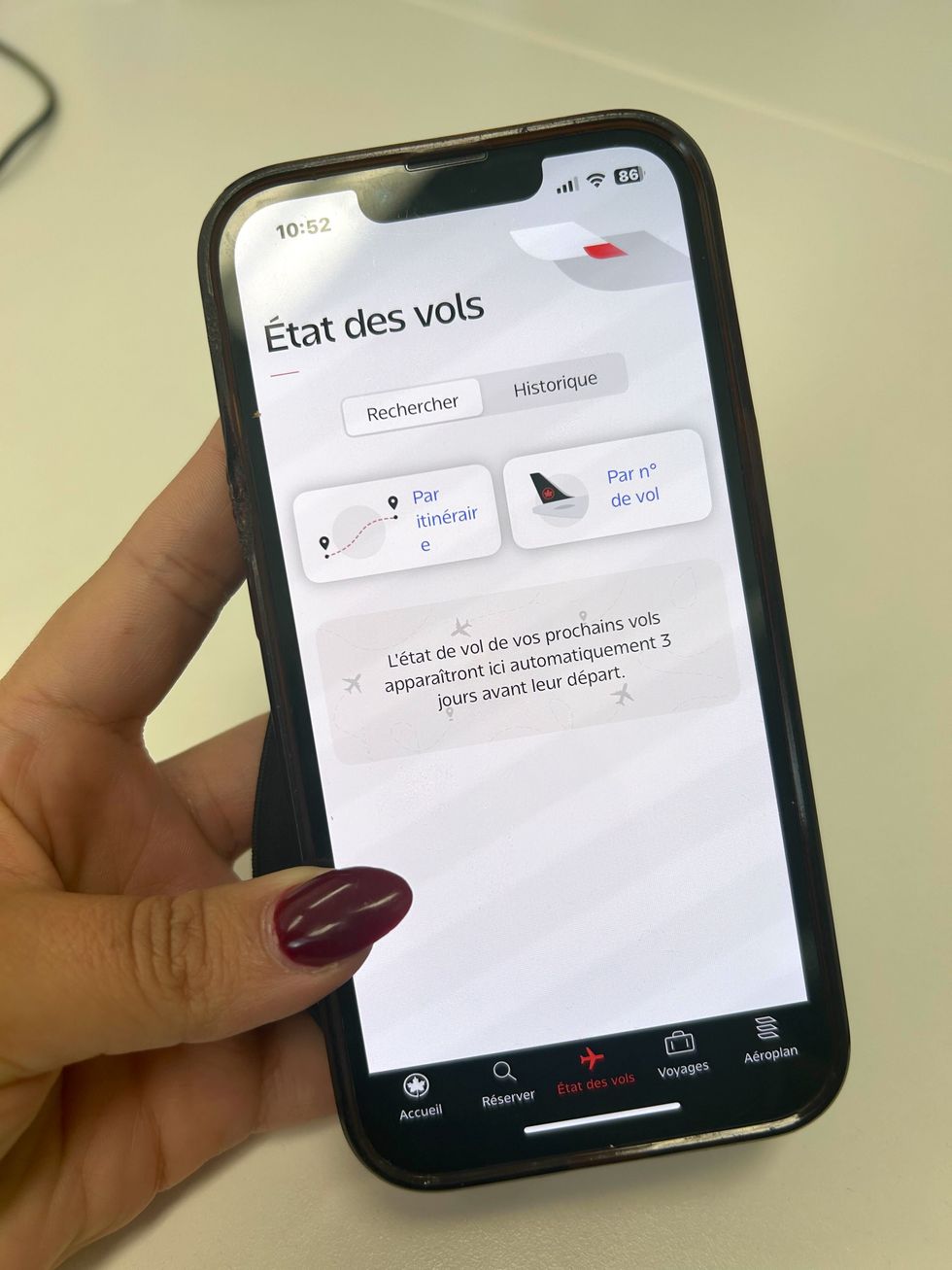 Application mobile d'Air Canada sur la page \u00ab \u00e9tat des vols \u00bb sur un t\u00e9l\u00e9phone cellulaire.
