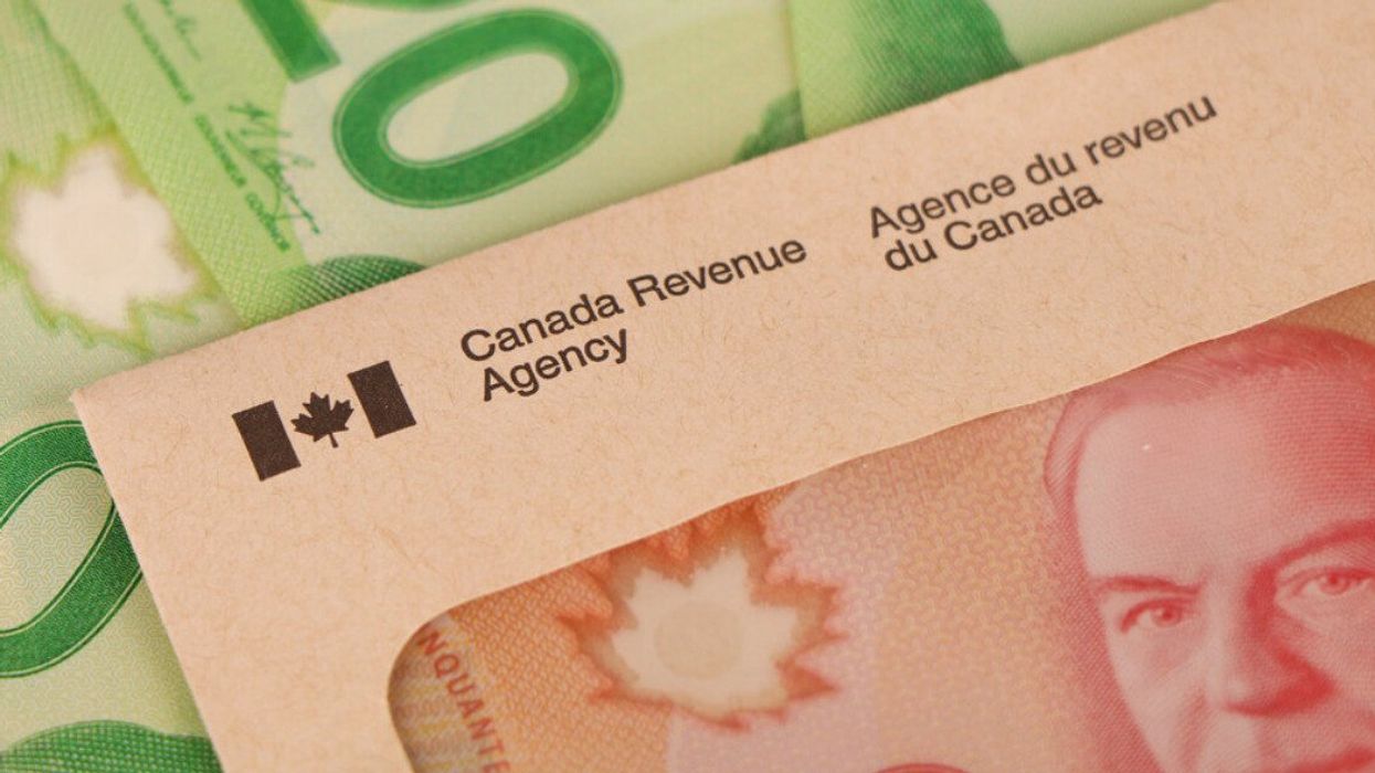 Argent canadien et enveloppe de l'Agence du revenu du Canada.