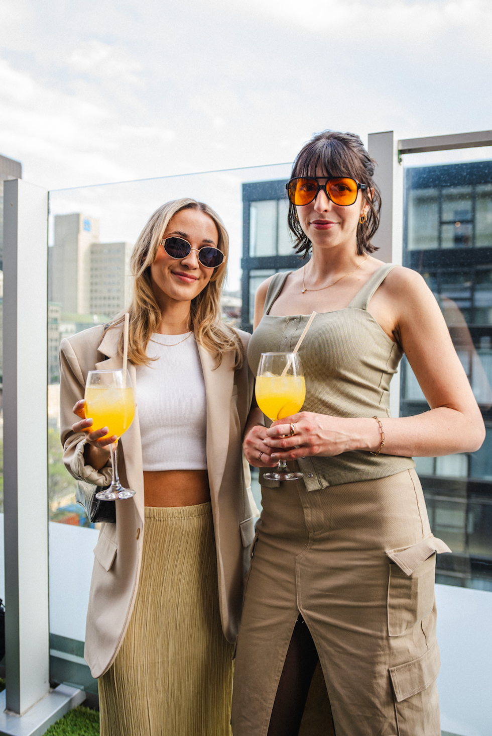 Ariane Brewer et une amie sur la Terrasse Carla.