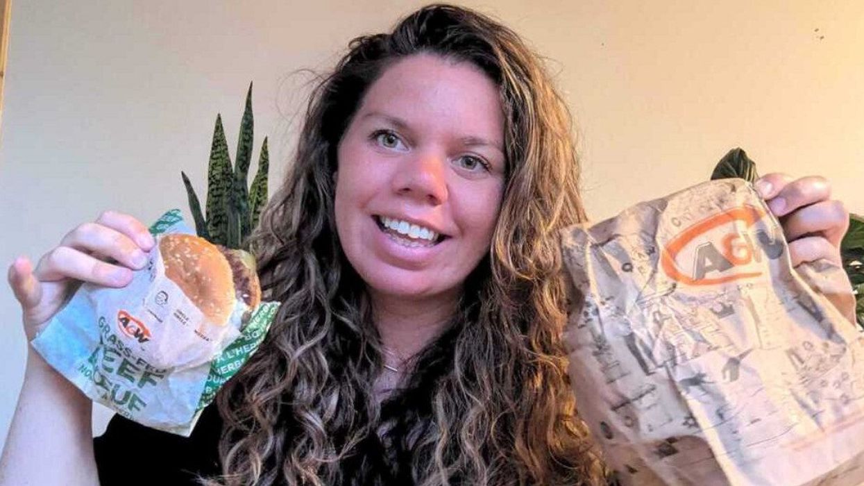 Ariane Fortin avec le Mama Burger cornichons et aneth épicé du A&W.