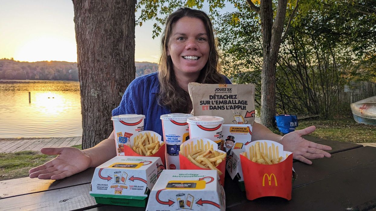 Ariane Fortin avec une commande du McDonald's pendant le Monopoly d'Ici 2023.