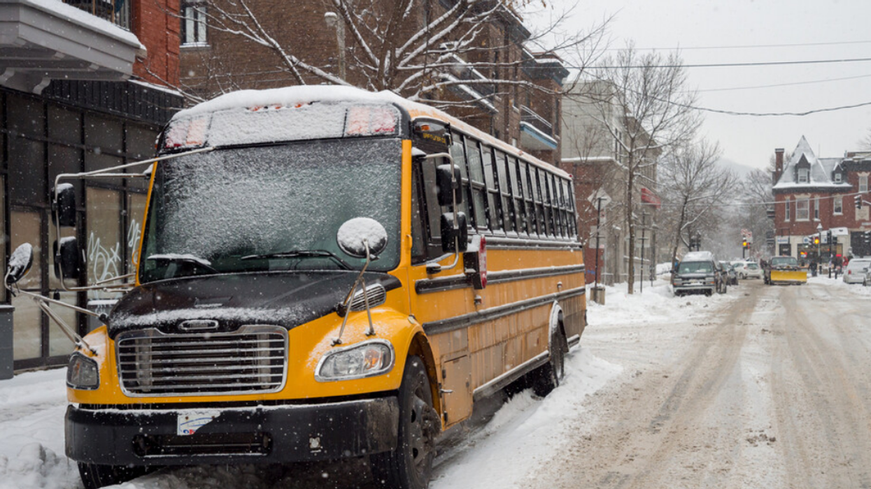 Autobus jaune sous la neige de Montréal.
