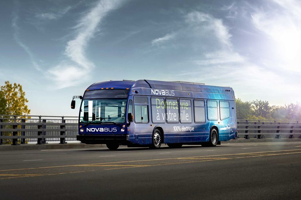 Autobus \u00e9lectrique Nova Bus bleu circulant sur la route.