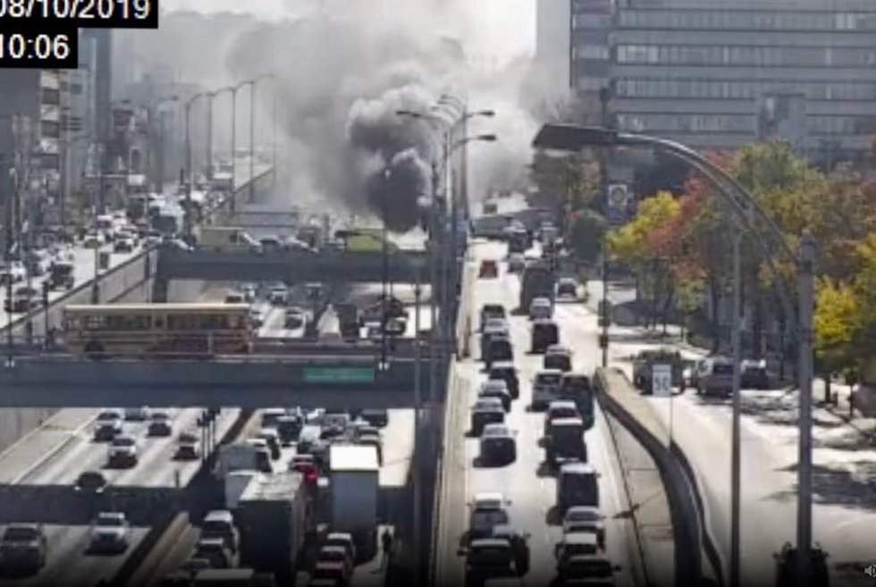 Autoroute Décarie: Un Camion En Feu Cause Un Autre Bouchon De Circulation À  Montréal - Narcity