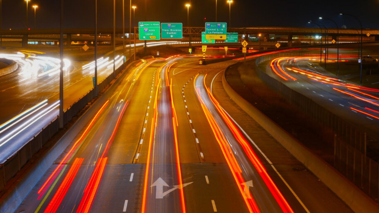 Autoroute la nuit.