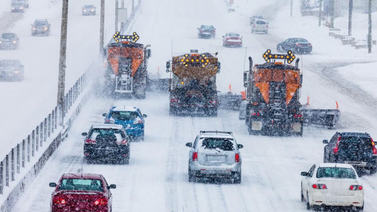 Autoroute sous la neige à Montréal.