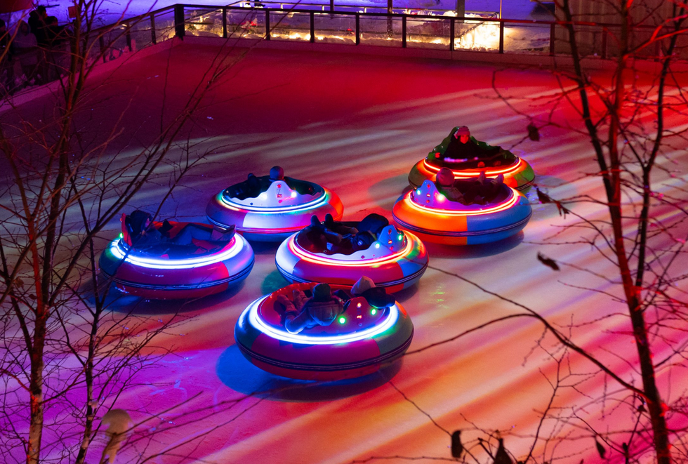 Autos-tamponneuses sur glace de Kaboom.