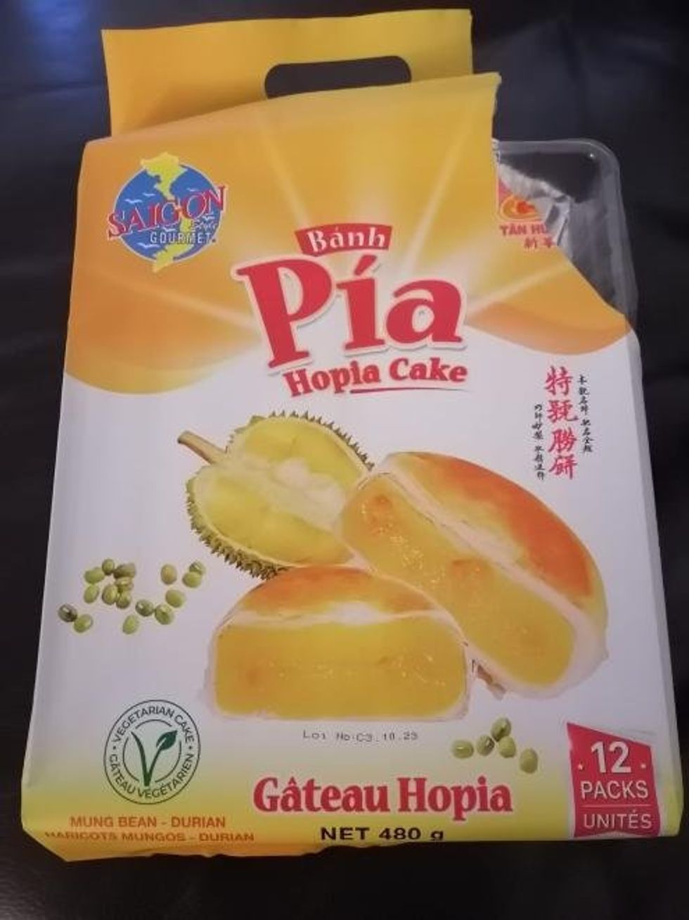 B\u00e0nh Pia brand Hopia Cake.