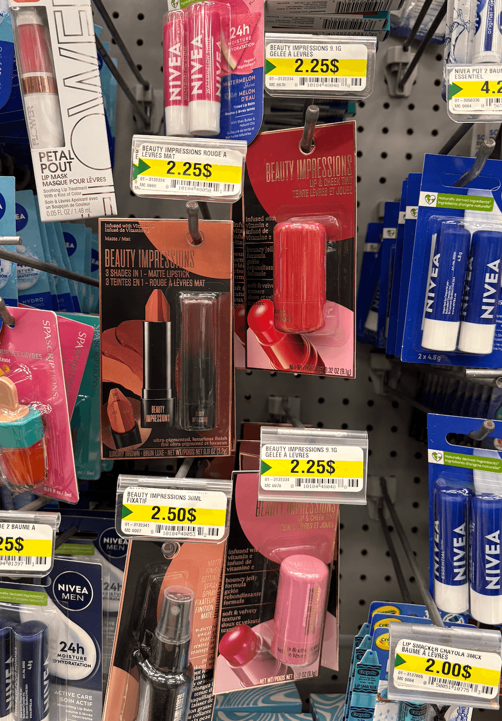 B\u00e2ton teint\u00e9 pour l\u00e8vres et joues sur les \u00e9tag\u00e8res du Dollarama.