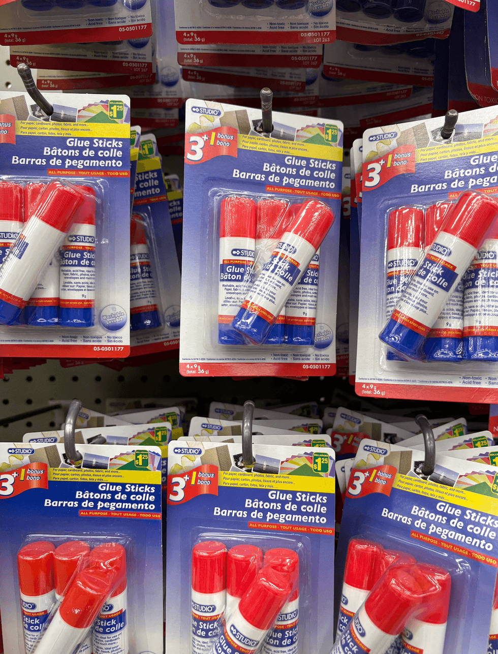 B\u00e2tons de colle sur les \u00e9tag\u00e8res du Dollarama.