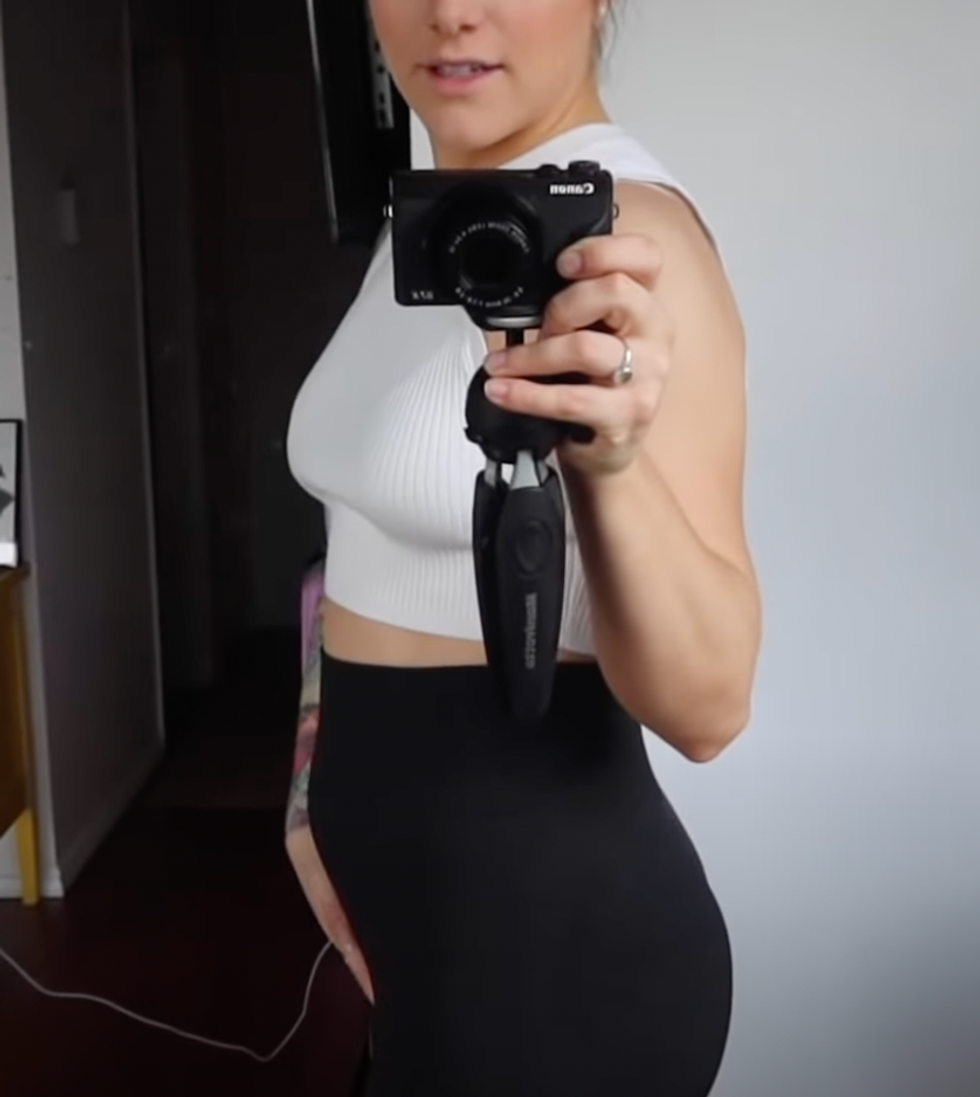 Baby bump d'Alexandra Lapierre.