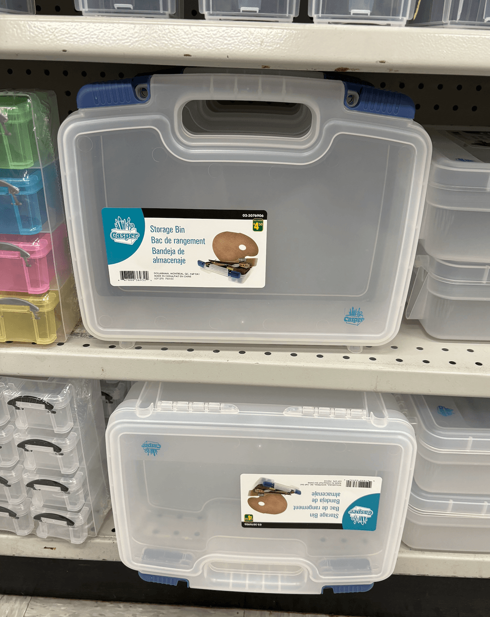 Bac de rangement sur les tablettes du Dollarama.