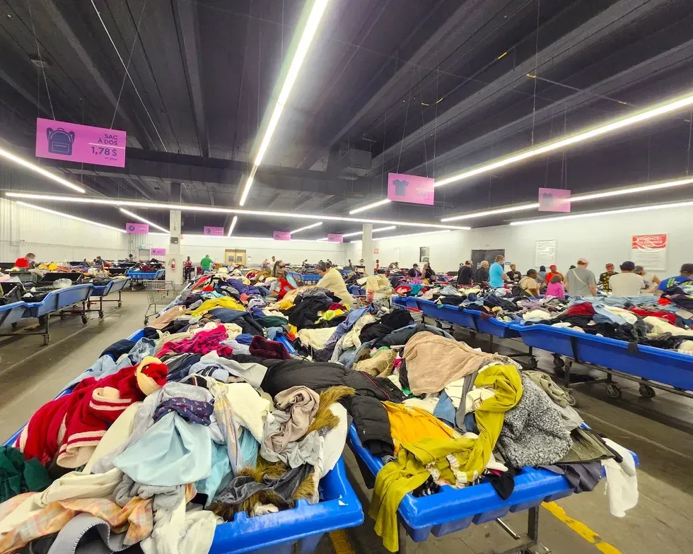 Bacs bleus remplis de v\u00eatements dans un l'entrep\u00f4t Renaissance \u00e0 Montr\u00e9al.