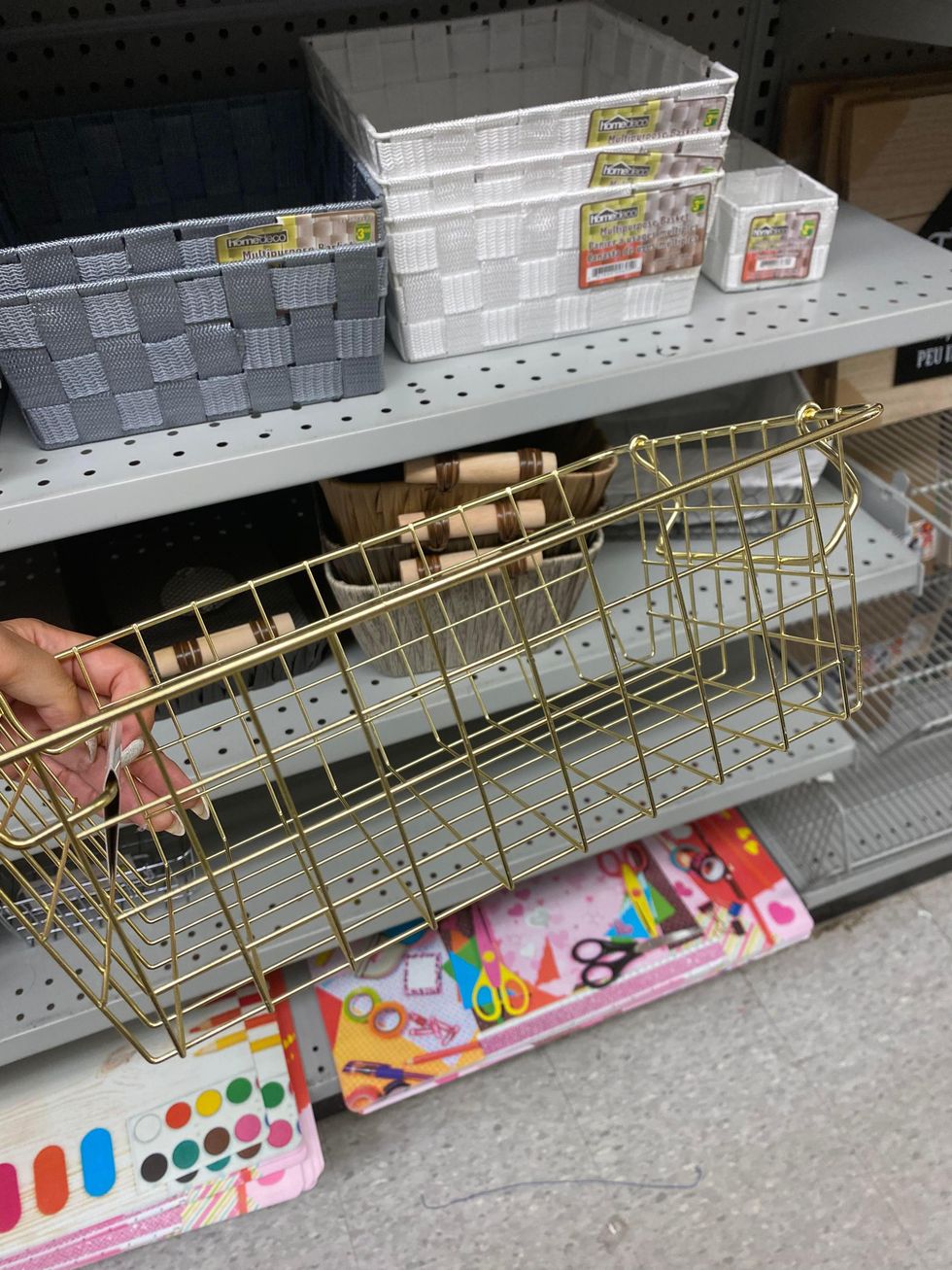 Bacs de rangement dor\u00e9s.