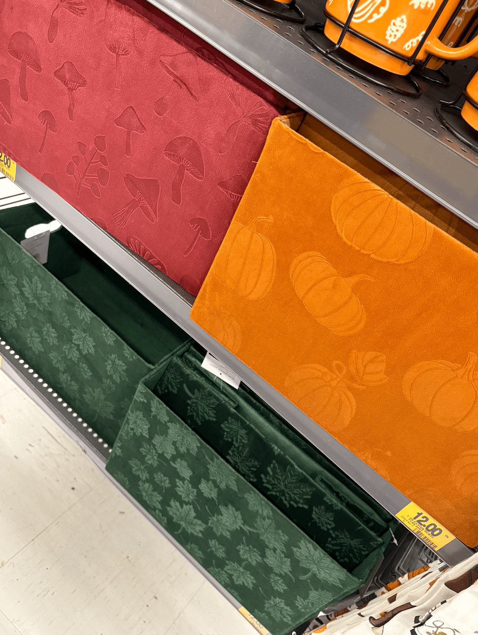 Bacs de rangement en velours Home Styles orange, bourgogne et vert avec motifs de citrouilles, champignons et feuillage chez Tigre G\u00e9ant.