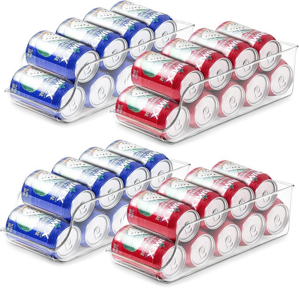 Bacs de rangement pour canettes et conserves sur fond blanc