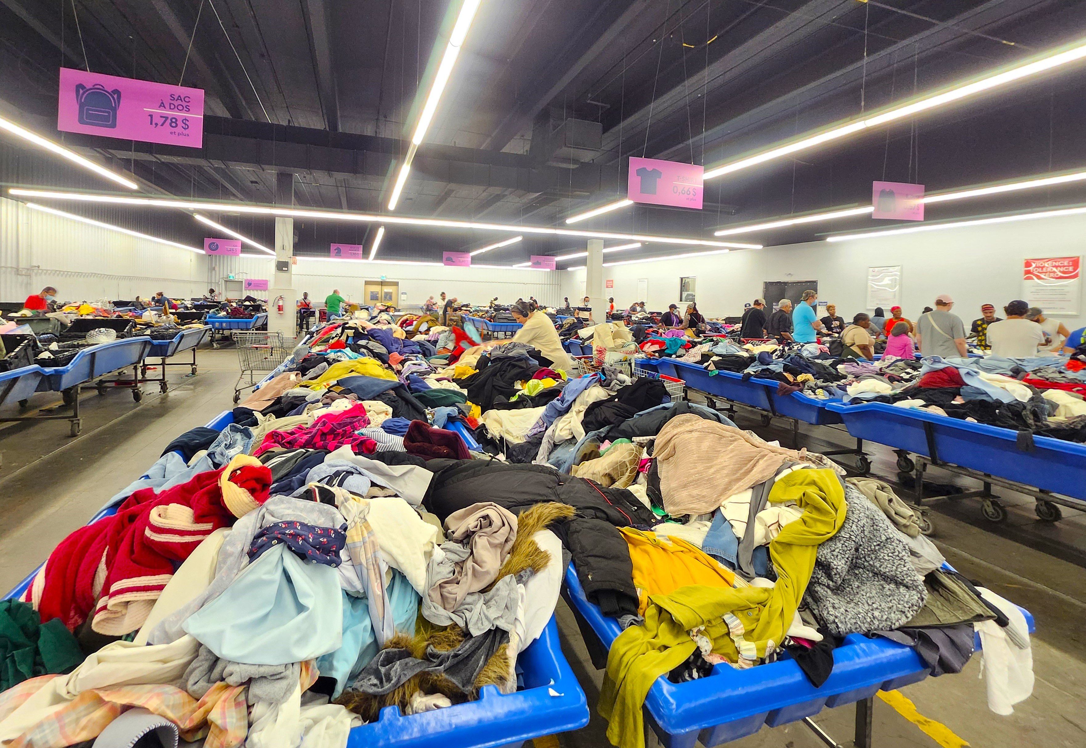 Bacs rempli de v\u00eatements.