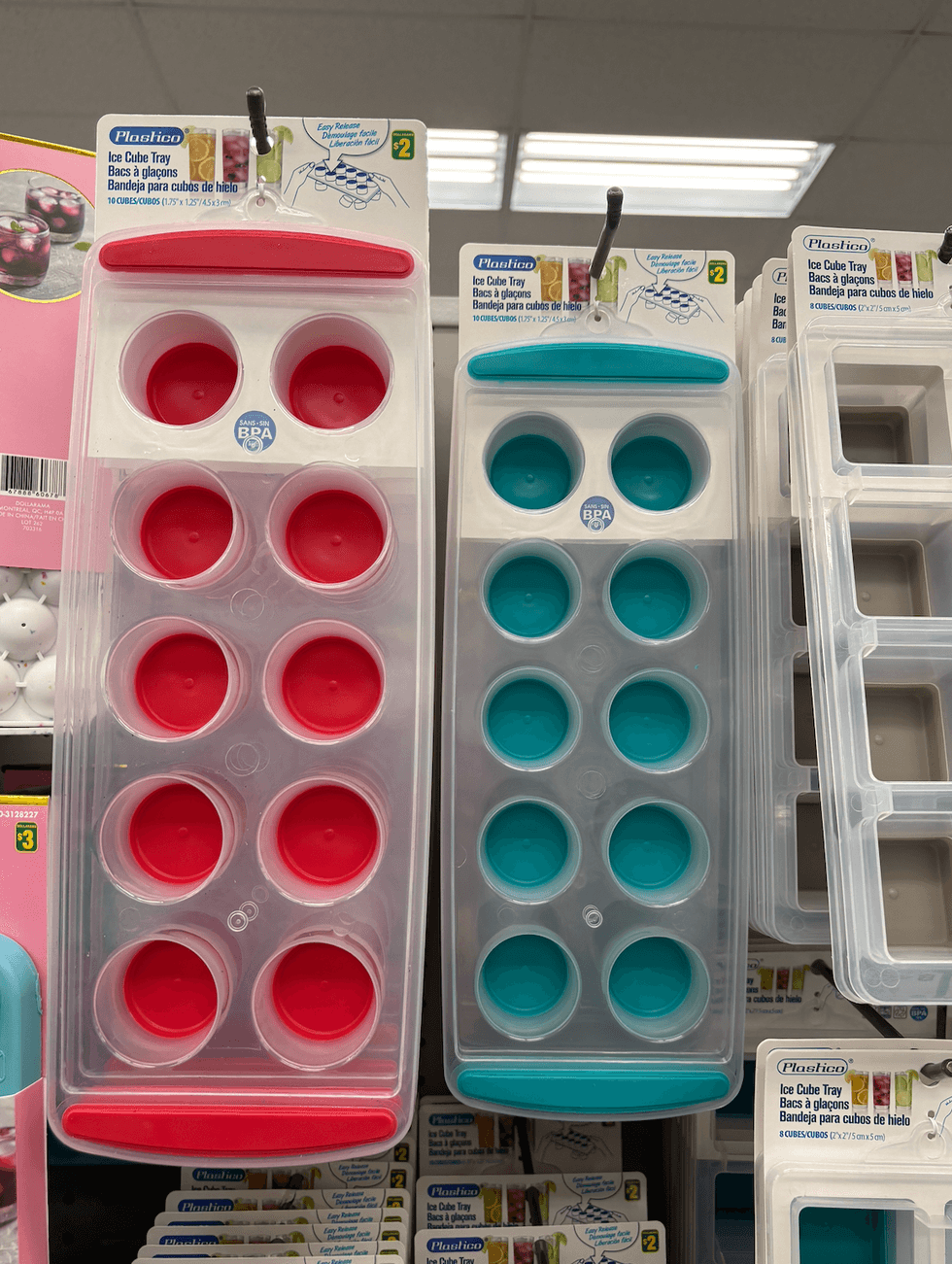 Bacs \u00e0 gla\u00e7ons sur les \u00e9tag\u00e8res du Dollarama.