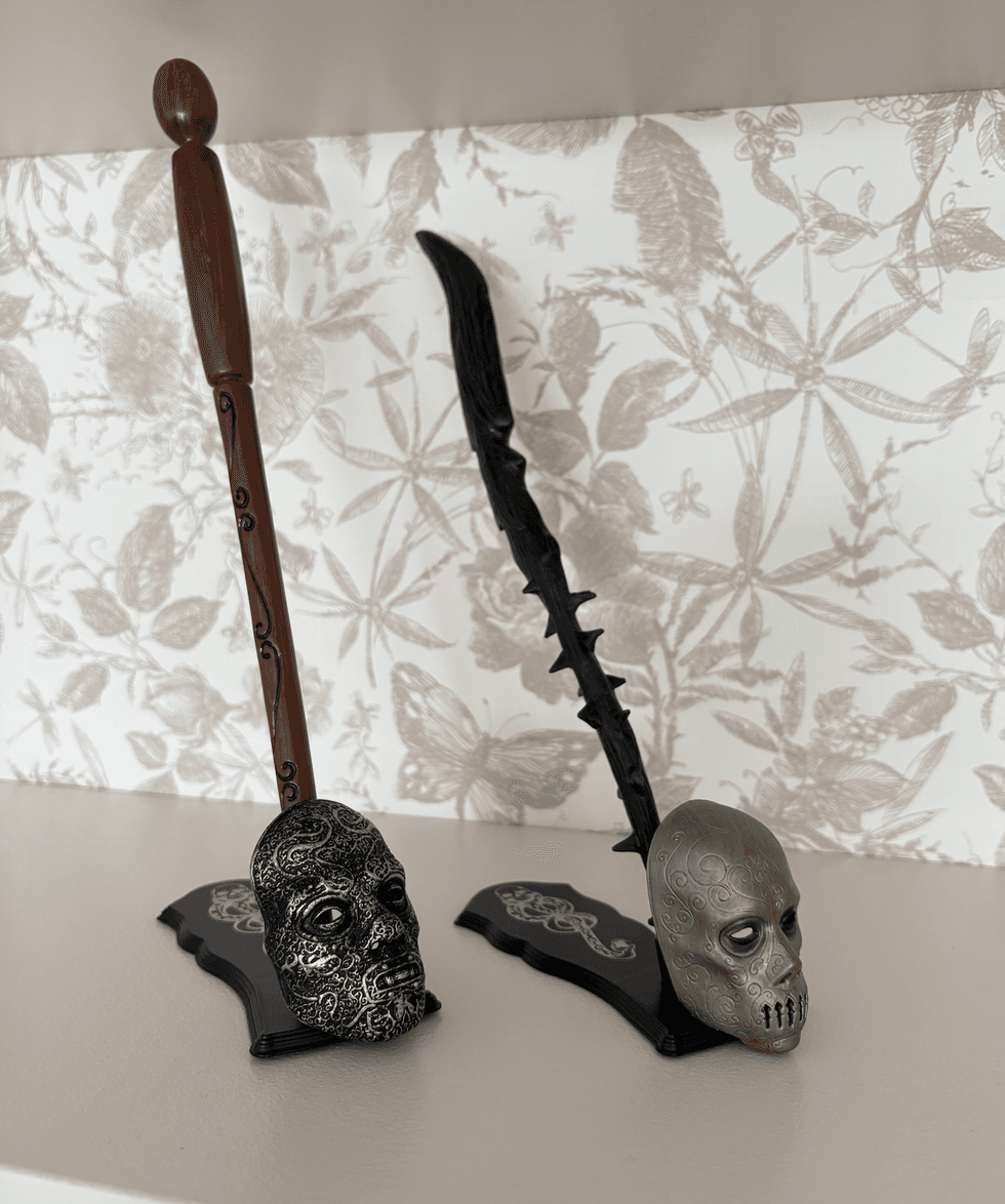 Baguettes de Mangemort sur une tablette.