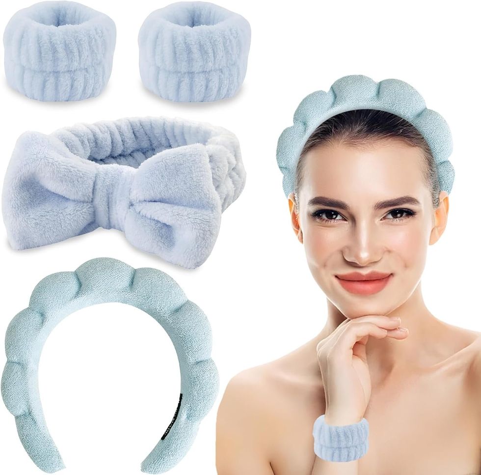 Bandeaux et passe bleus pour se laver le visage.