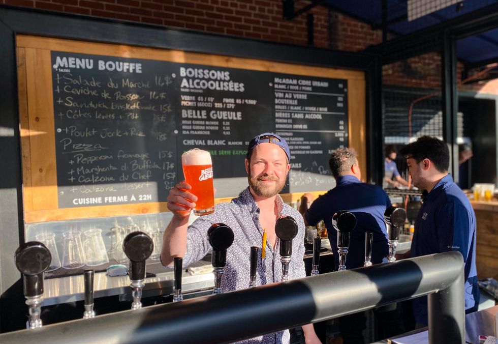 Barman du Biergarten et s\u00e9lection de bi\u00e8res.