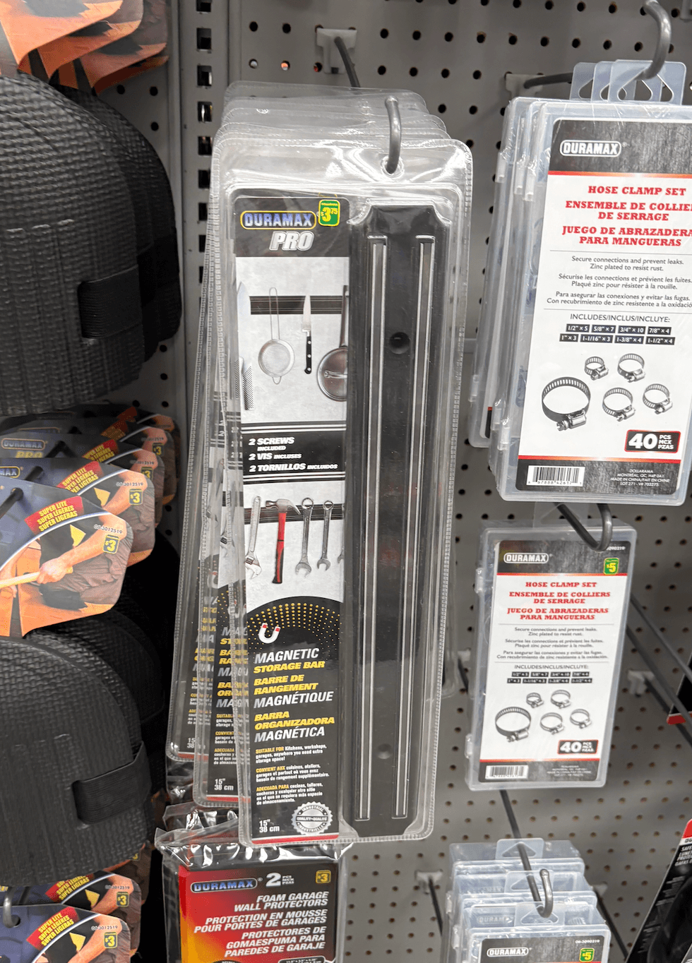 Barre de rangement magn\u00e9tique sur les \u00e9tag\u00e8res du Dollarama.