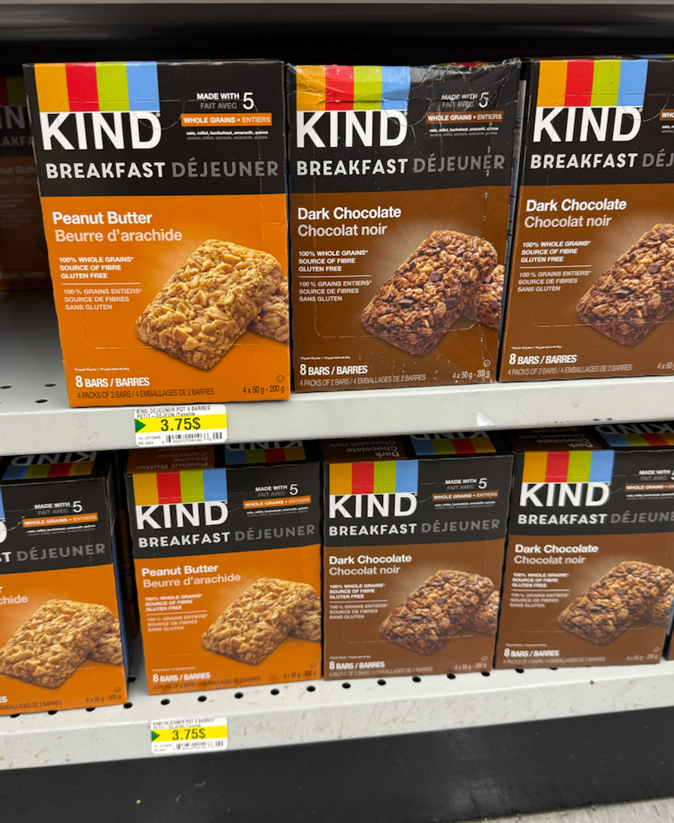 Barres KIND d\u00e9jeuner dans leur bo\u00eete au Dollarama.