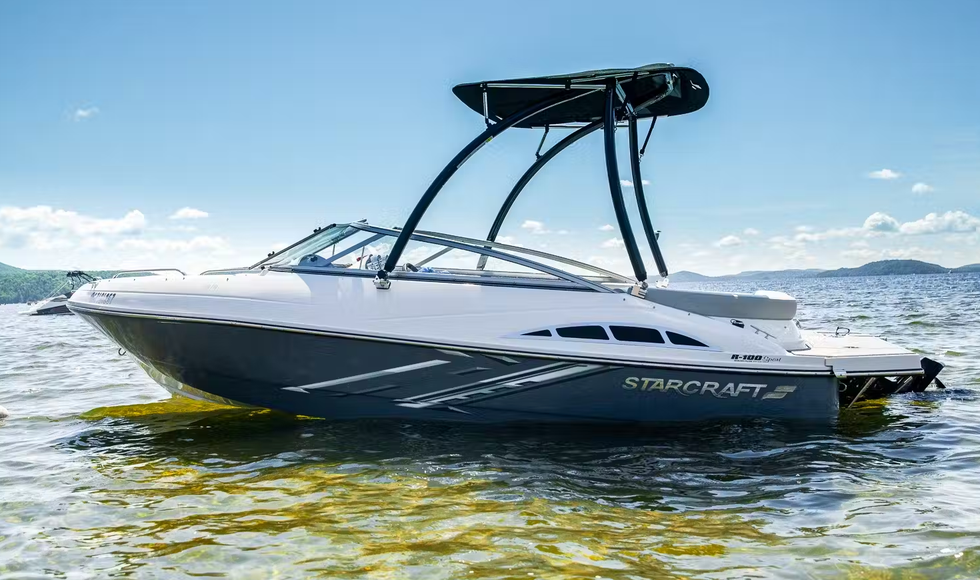 Bateau \u00e0 moteur pour six personnes.