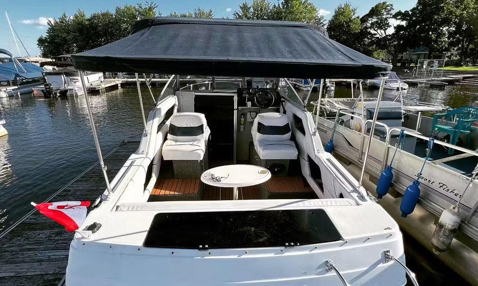 Bateau \u00e9lectrique pour huit personnes.