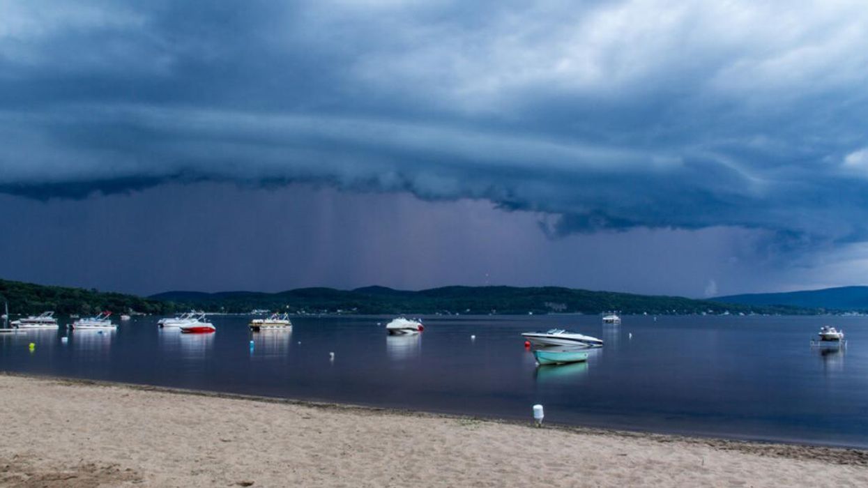 Bateaux sur l'eau sous un ciel orageux.