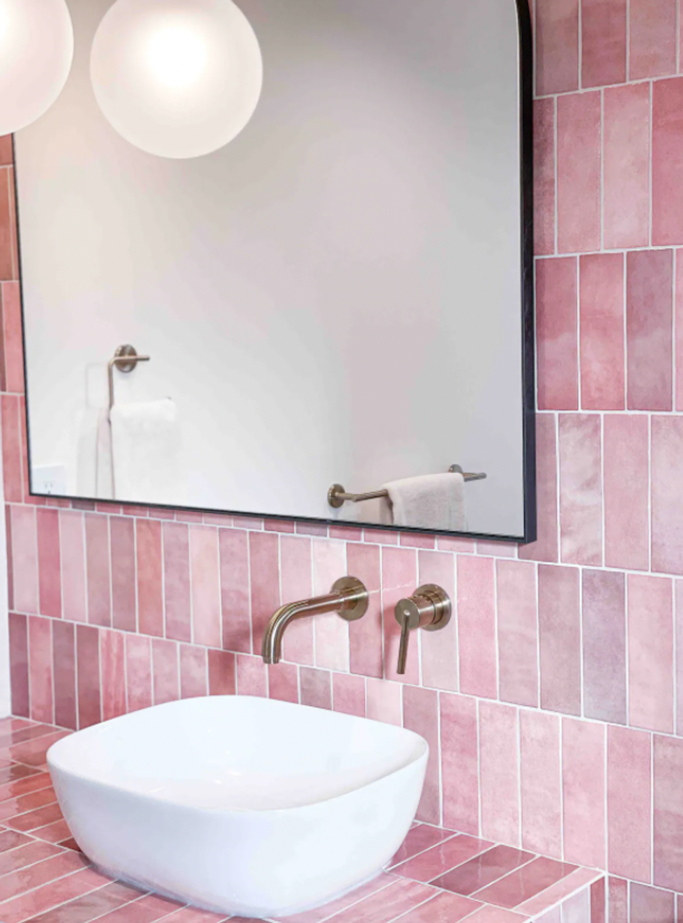 Bathroom with pink tiles in the Airbnb.