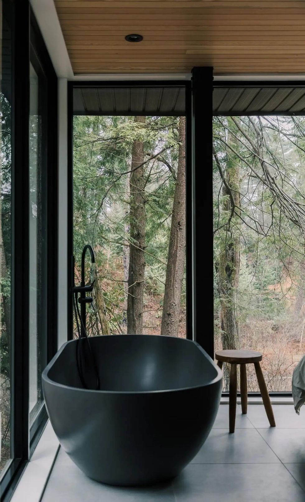Bathtub with forest views. \u200b