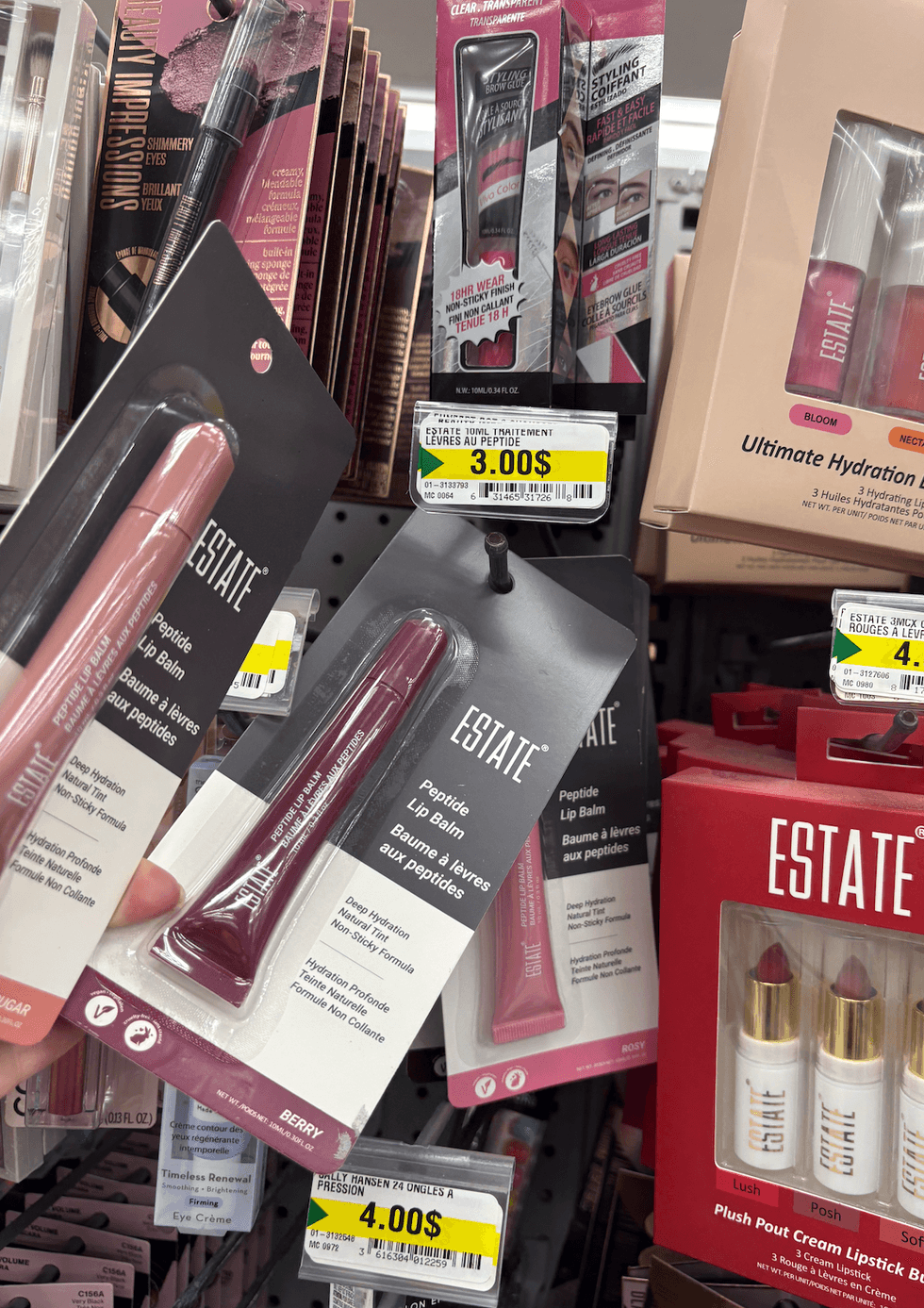 Baume \u00e0 l\u00e8vres aux peptides sur les \u00e9tag\u00e8res du Dollarama.
