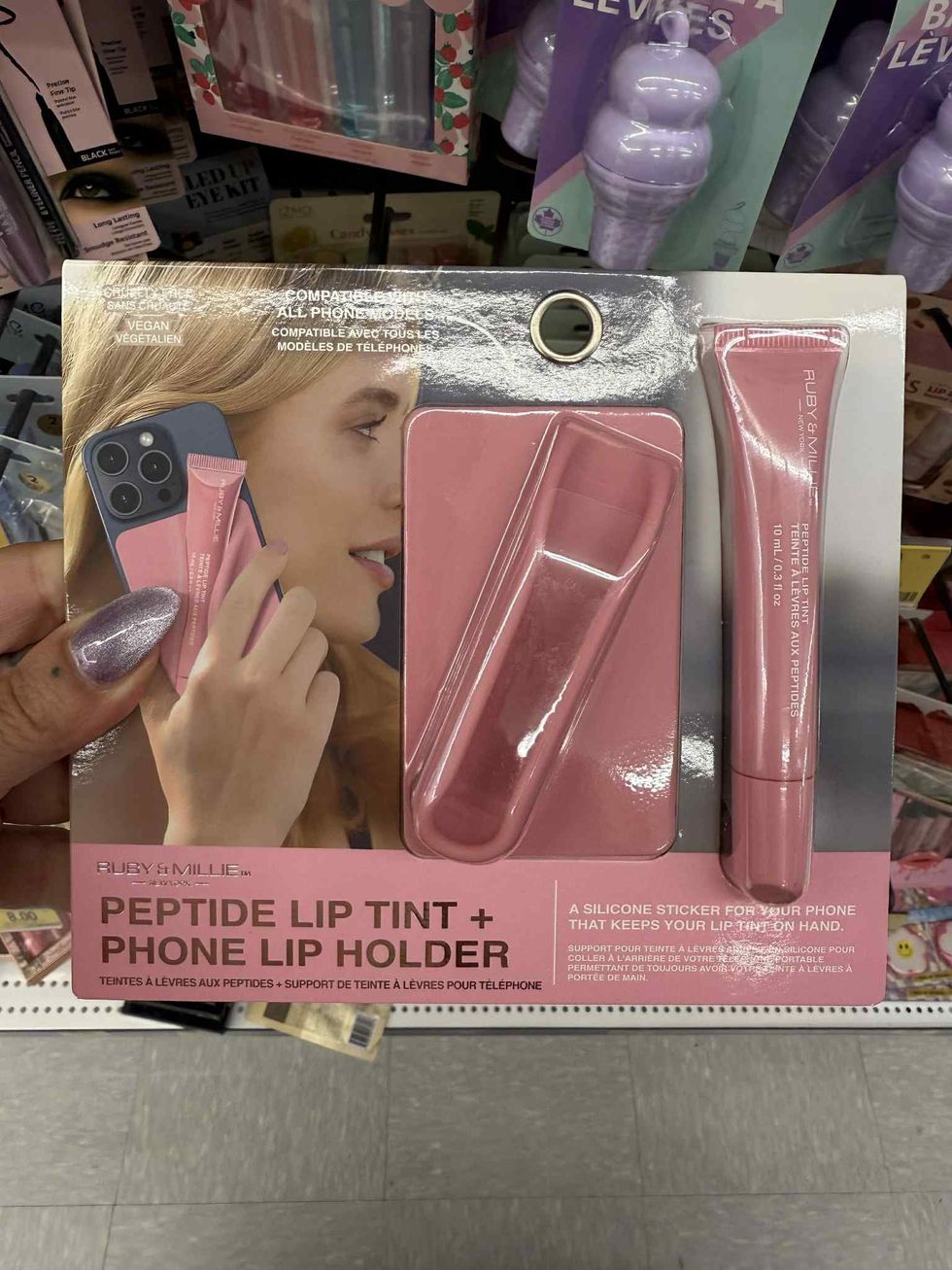 Baume \u00e0 l\u00e8vres teint\u00e9 et support \u00e0 baume \u00e0 l\u00e8vres pour le t\u00e9l\u00e9phone de la marque Ruby & Millie.