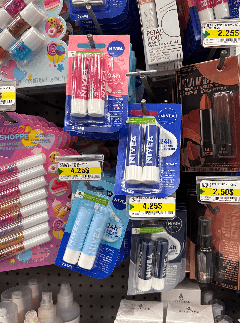 Baumes \u00e0 l\u00e8vres Nivea Hydro Soins sur les tablettes du Dollarama.