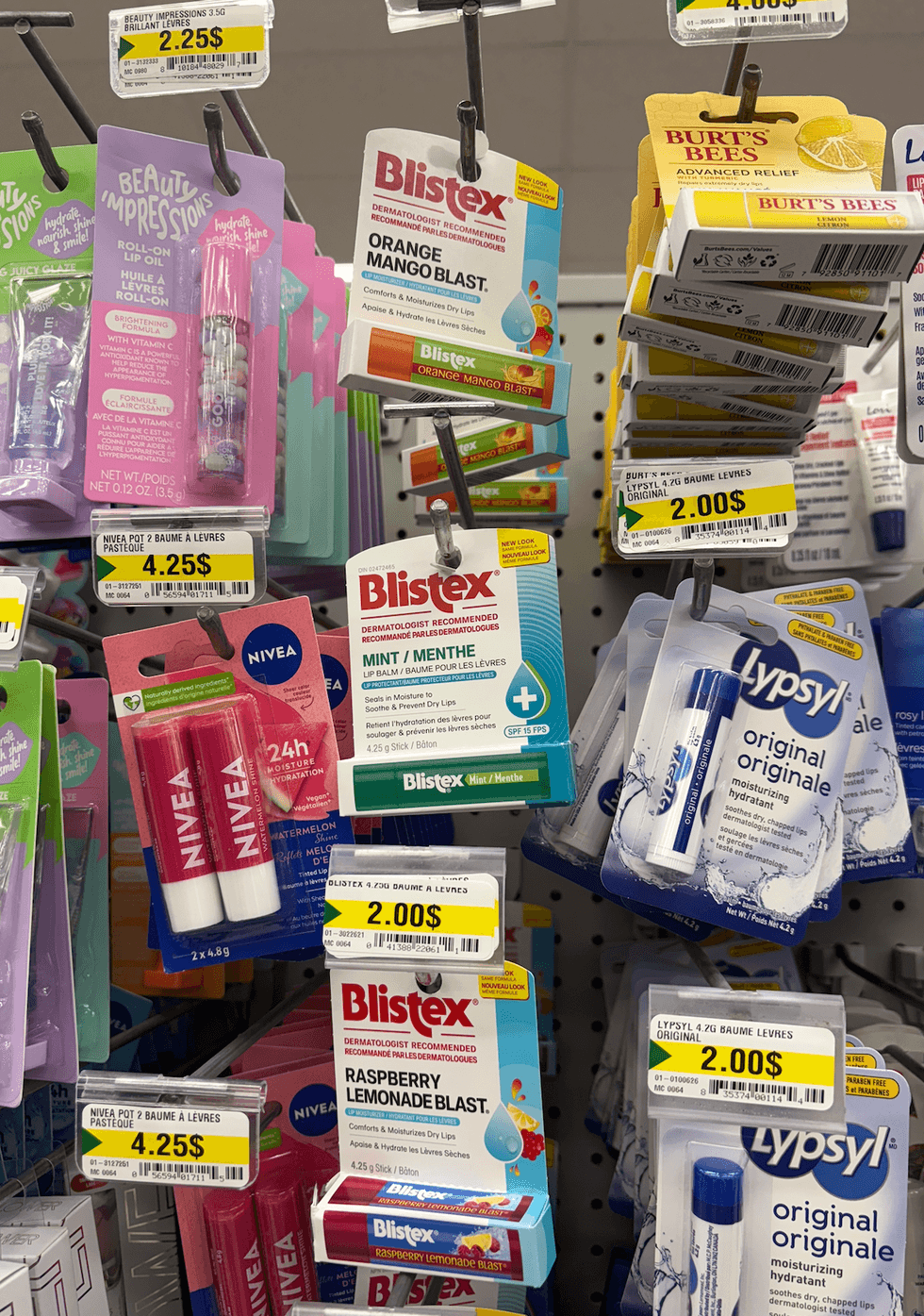 Baumes vari\u00e9s Blistex sur les \u00e9tag\u00e8res du Dollarama.