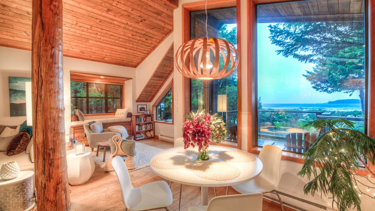 You Can Stay At This Romantic Beachside Airbnb In BC With Your S/O This