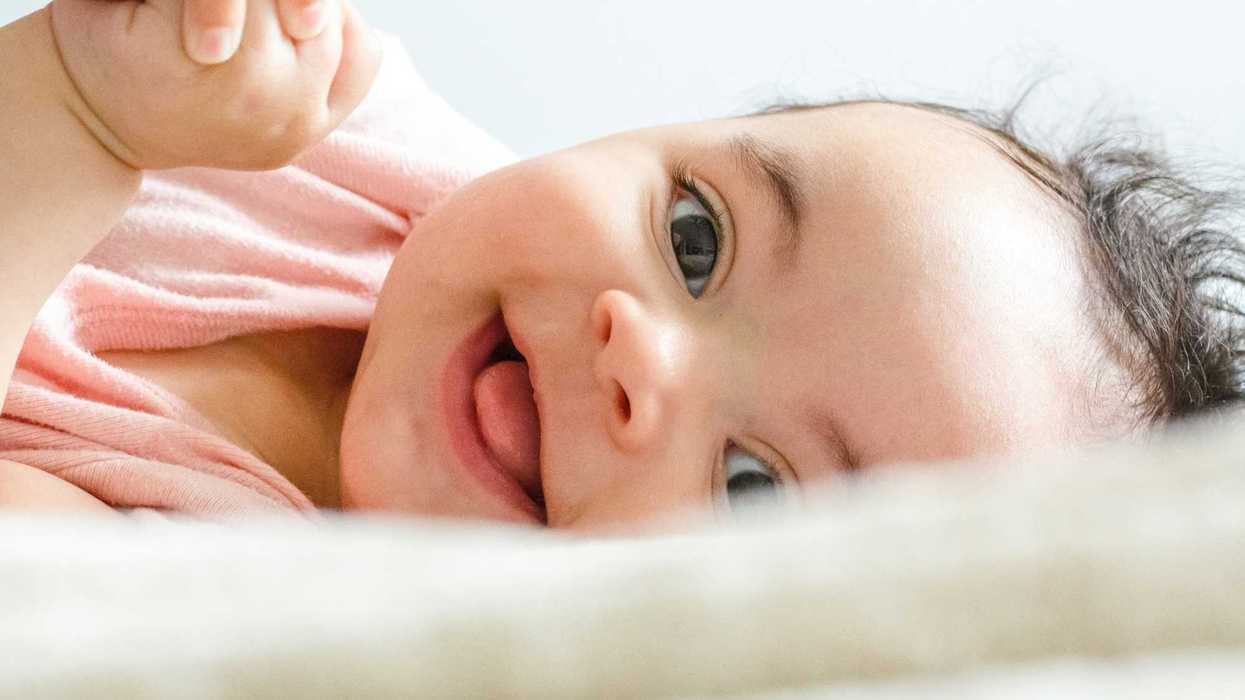 Bébé couché sur le dos.