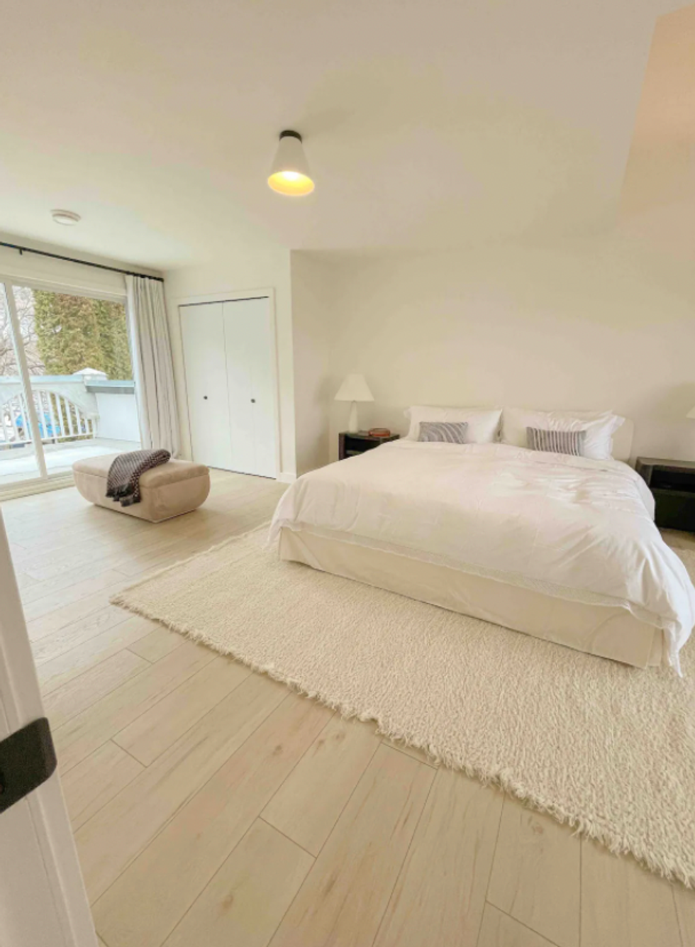 Bedroom with a large bed in the Airbnb.