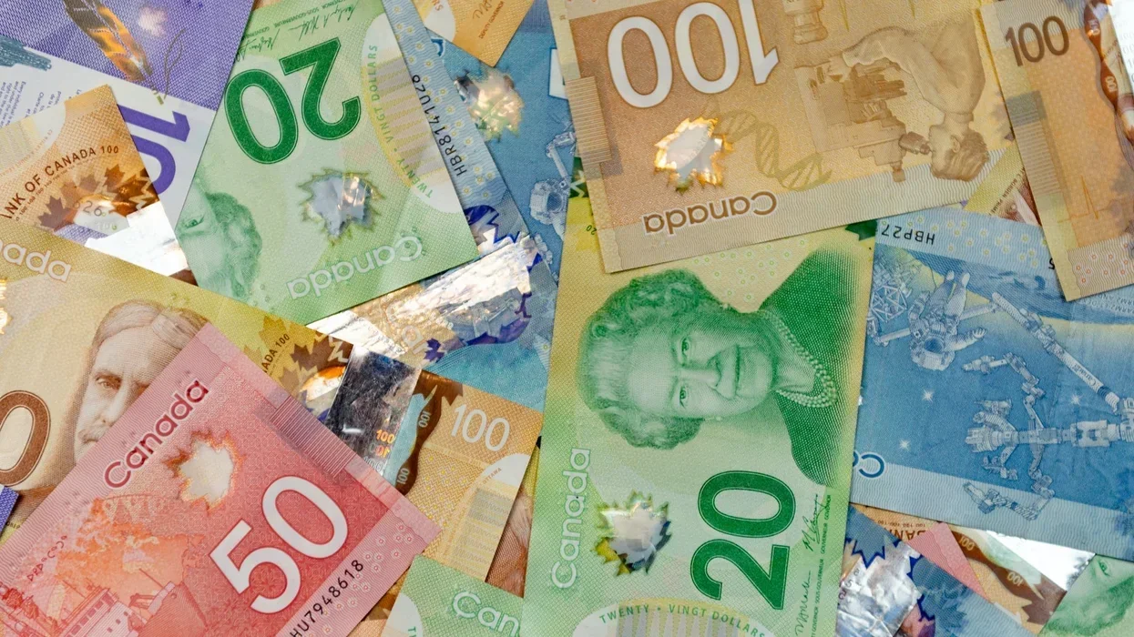 Billets d'argent canadien pêle-mêle sur une table.