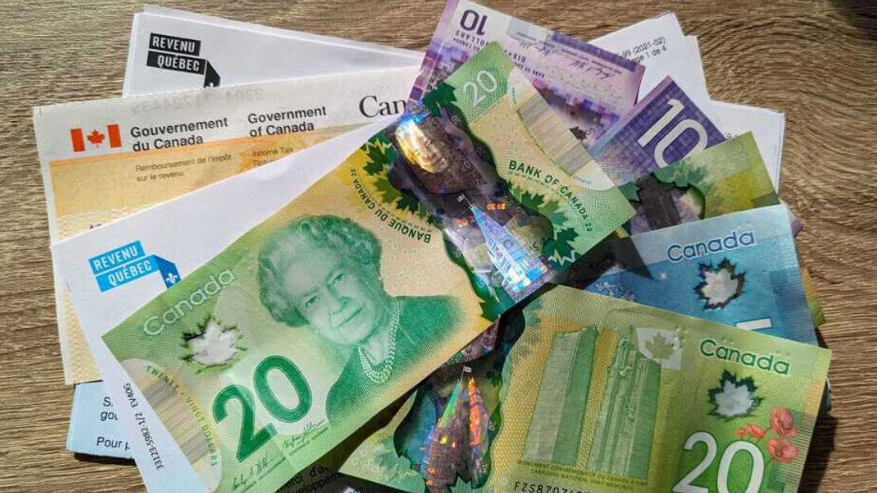 Billets d'argent canadiens avec des chèques de Revenu Québec et de l'Agence du Revenu du Canada.