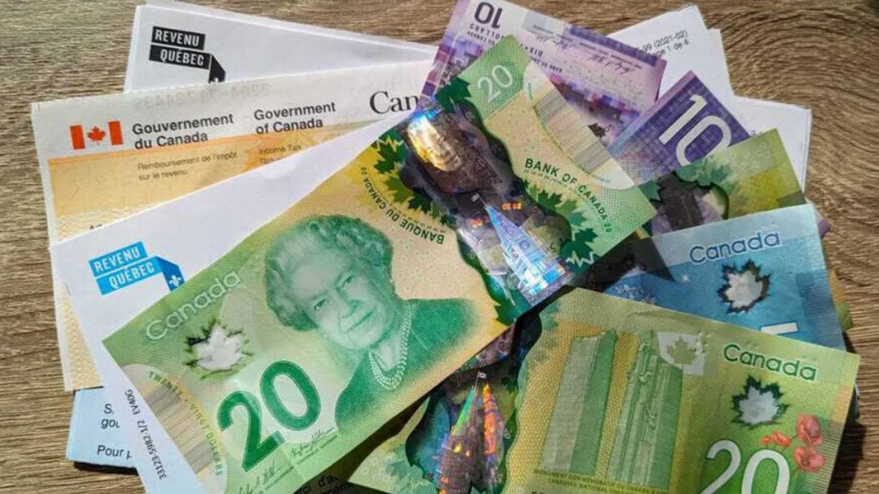 Billets d'argent canadiens avec des chèques de Revenu Québec et de l'Agence du Revenu du Canada.